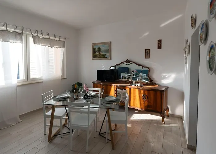 The Coastal Urban Oasis アパート